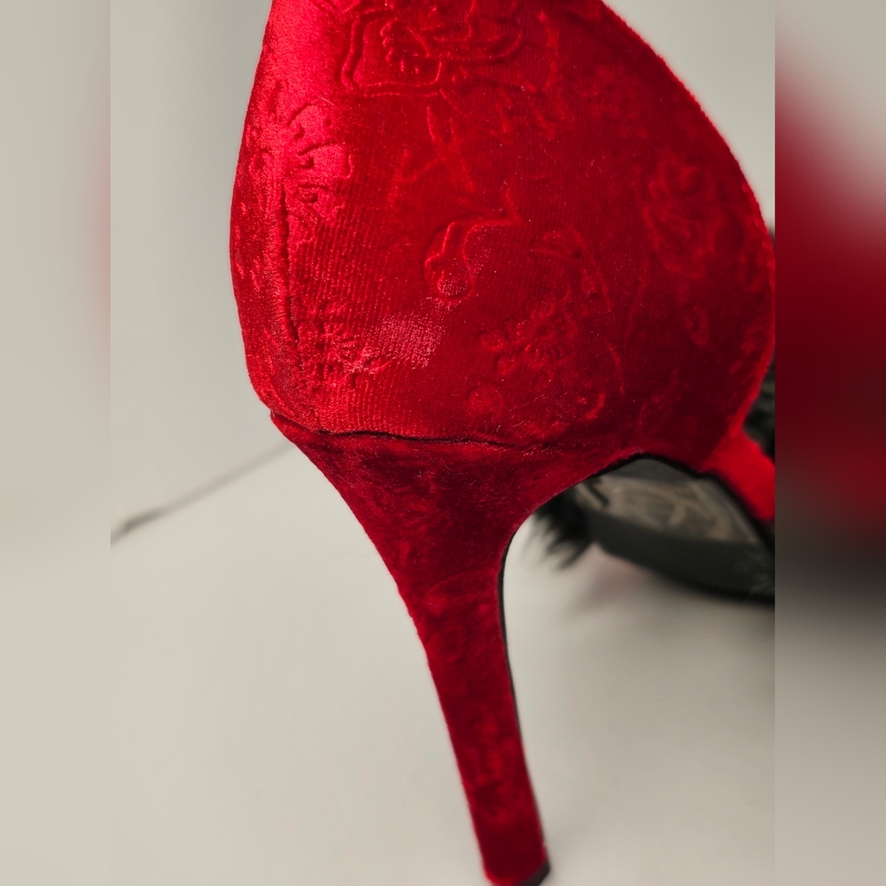 Coquette red velvet heels with gray faux fur - Picture 9 of 11